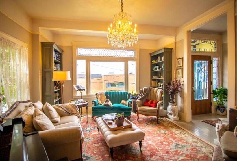 مبيت وإفطار Clementine S Guest House & Vacation Rentals