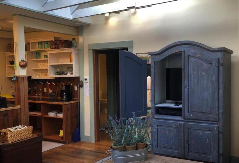 مبيت وإفطار Clementine S Guest House & Vacation Rentals