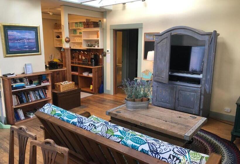 مبيت وإفطار Clementine S Guest House & Vacation Rentals