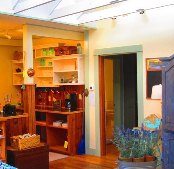 مبيت وإفطار Clementine S Guest House & Vacation Rentals