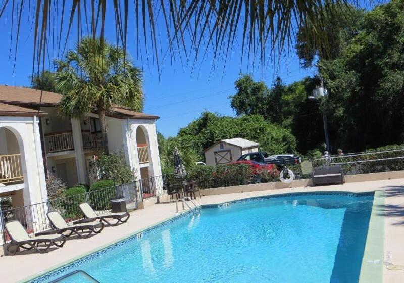 Central Motel  Inverness