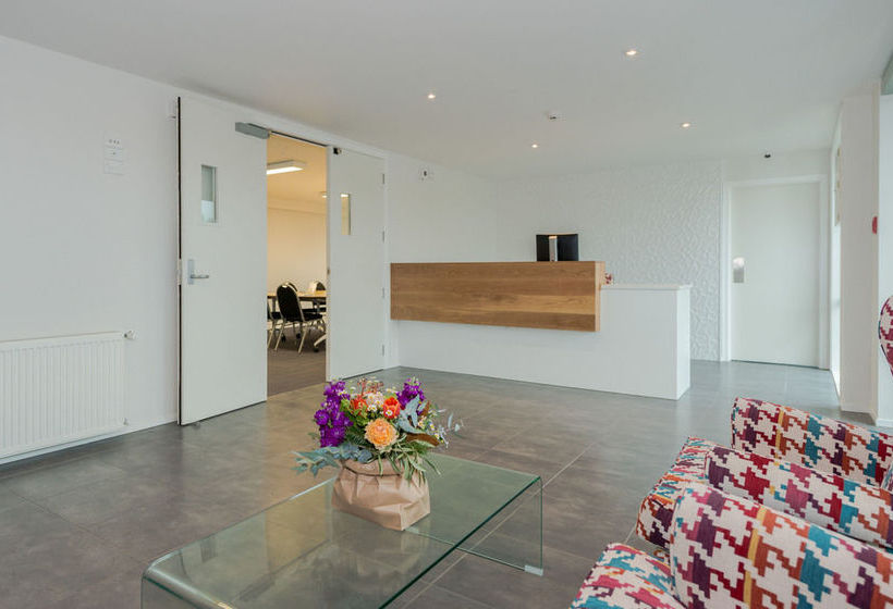 Отель Clarion Suites Ambassador