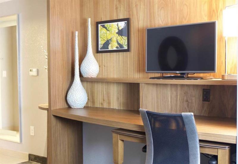 فندق Courtyard By Marriott Asheville Airport