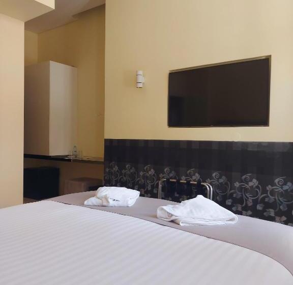 Отель Emaj Boutique