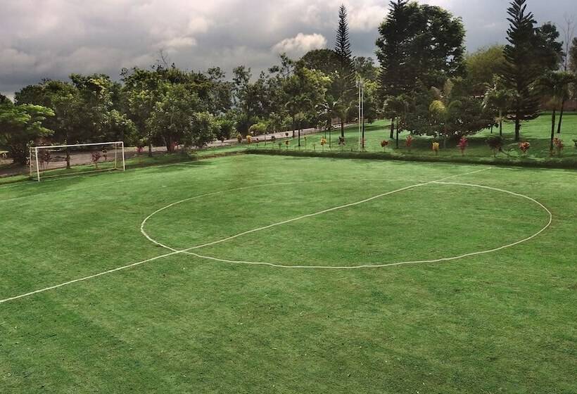 فندق Heliconias Nature Inn & Hot Springs