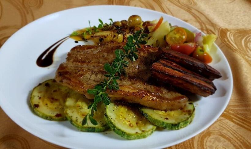 فندق Heliconias Nature Inn & Hot Springs