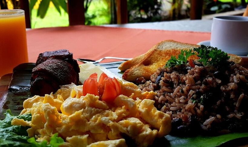 فندق Heliconias Nature Inn & Hot Springs