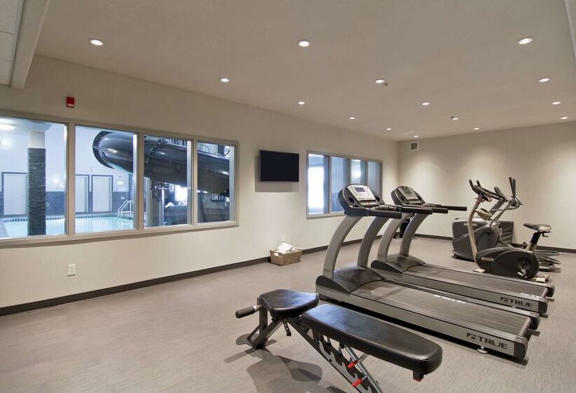 בית מלון כפרי Home Inn & Suites Regina Airport