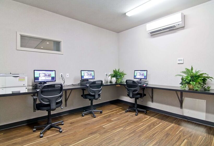 בית מלון כפרי Home Inn & Suites Regina Airport