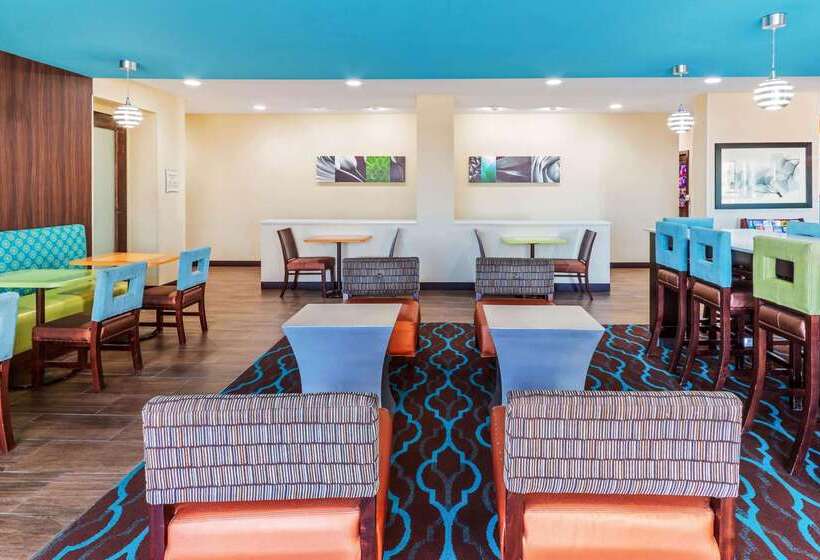 فندق La Quinta By Wyndham Artesia