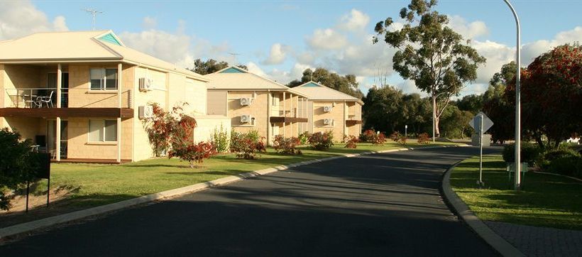 هتل Lakeside Apartments And River Resort Villas