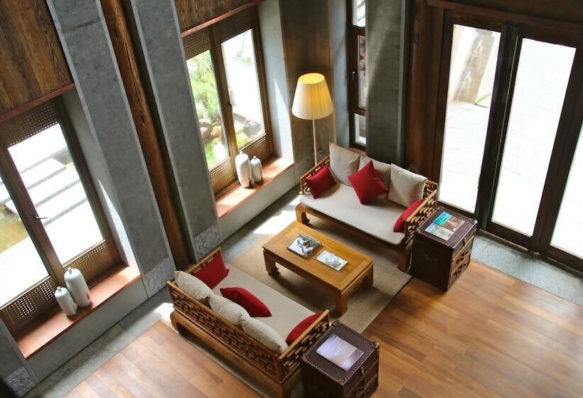 Отель Lux Tea Horse Road Lijiang