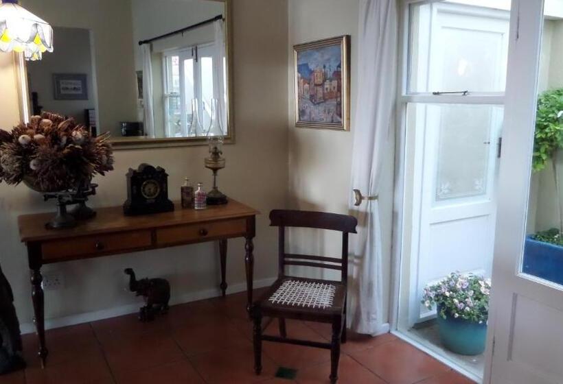 فندق Moonglow Guest House