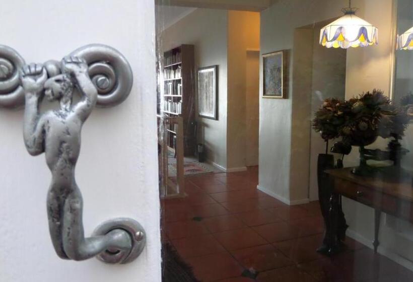 فندق Moonglow Guest House