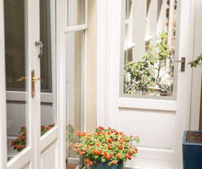 فندق Moonglow Guest House