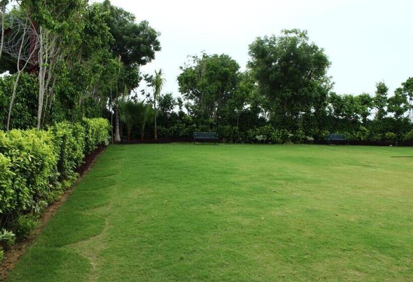 Отель Nidhivan Sarovar Portico Vrindavan