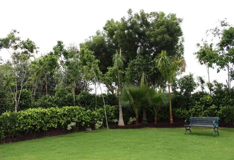 Отель Nidhivan Sarovar Portico Vrindavan