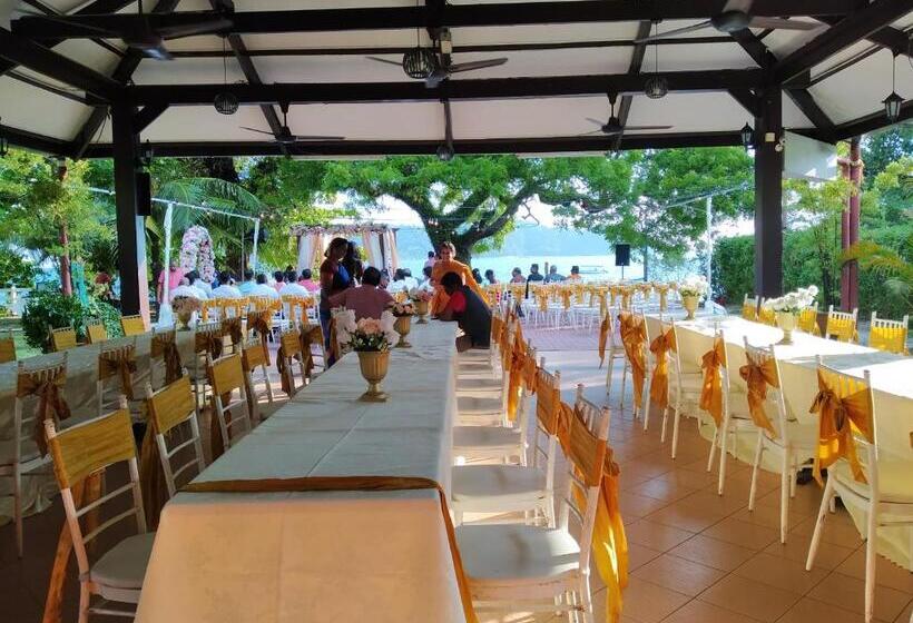 בית מלון כפרי Pangkor Sandy Beach Resort