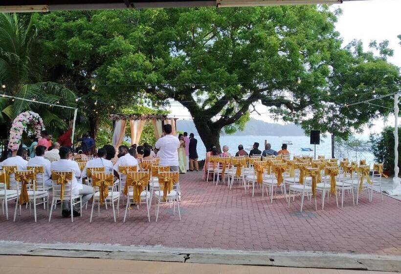 בית מלון כפרי Pangkor Sandy Beach Resort