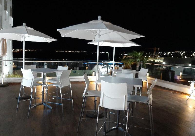 Отель Ramada Encore By Wyndham Queretaro