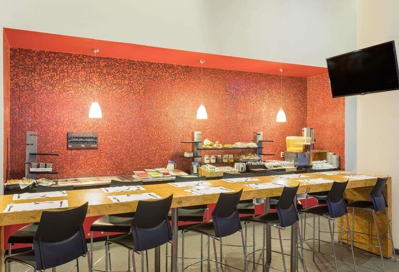 Отель Ramada Encore By Wyndham Queretaro