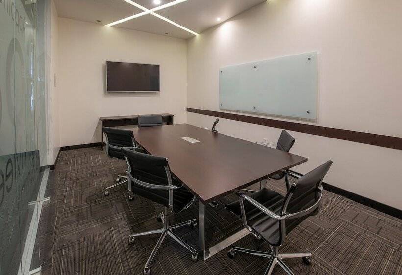 Отель Ramada Encore By Wyndham Queretaro