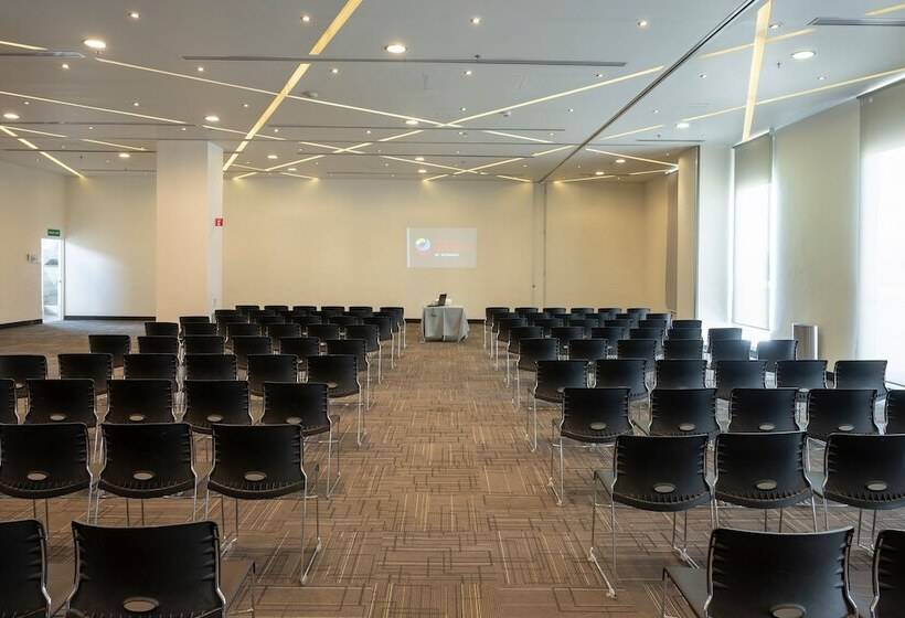 Отель Ramada Encore By Wyndham Queretaro