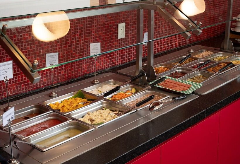 Отель Ramada Encore By Wyndham Queretaro