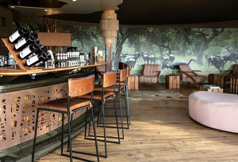 בית מלון כפרי Rhino Ridge Safari Lodge