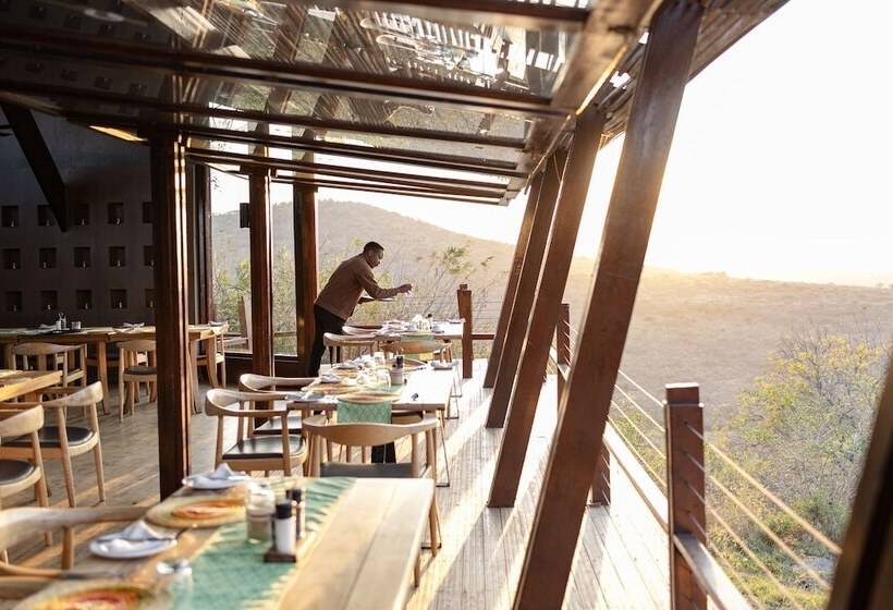 בית מלון כפרי Rhino Ridge Safari Lodge