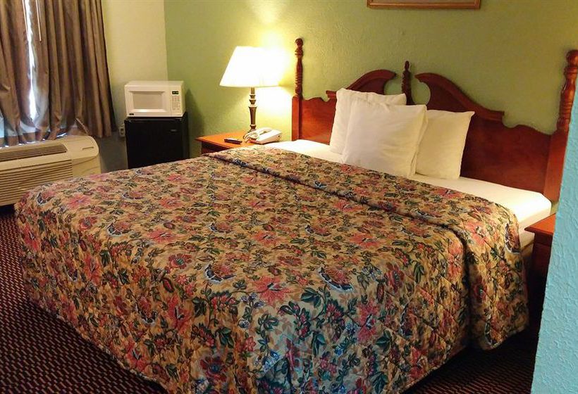 فندق على الطريق Claxton Inn