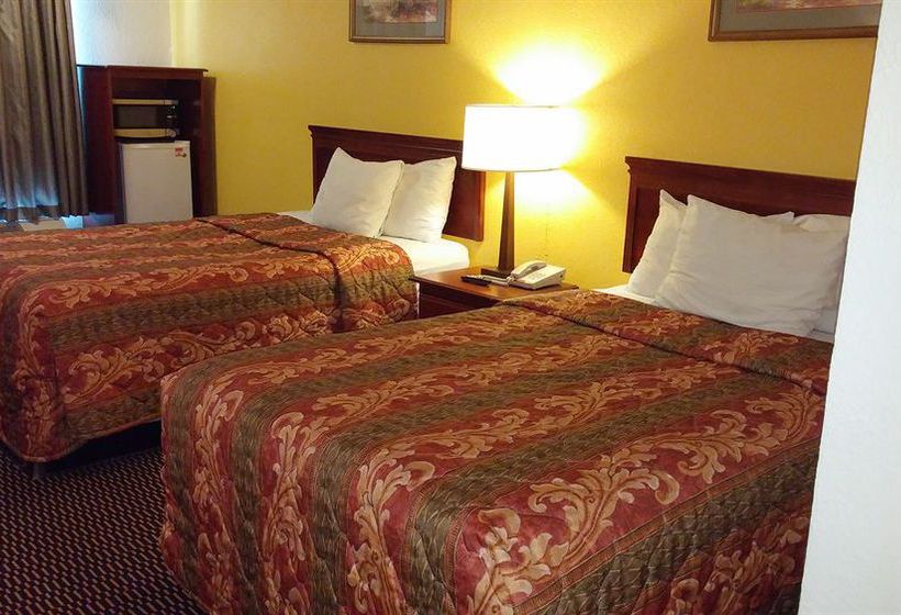 فندق على الطريق Claxton Inn