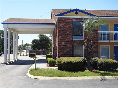 فندق على الطريق Claxton Inn