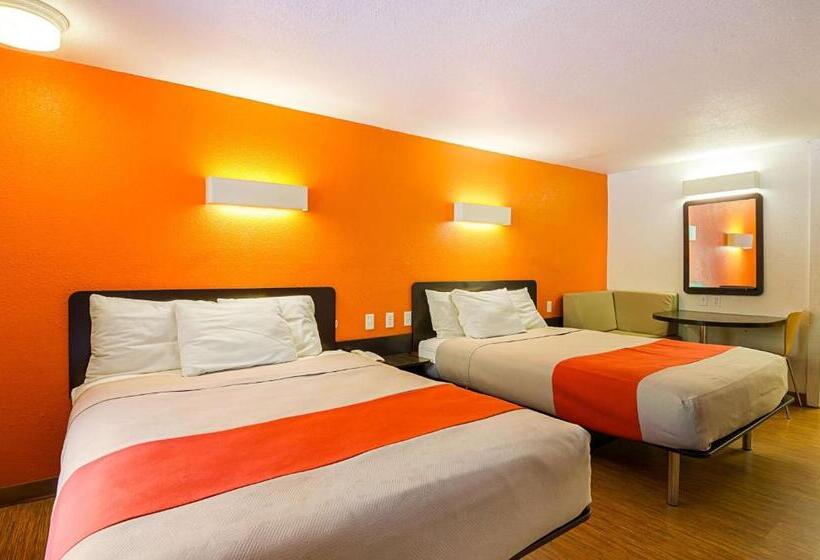 فندق على الطريق Rodeway Inn