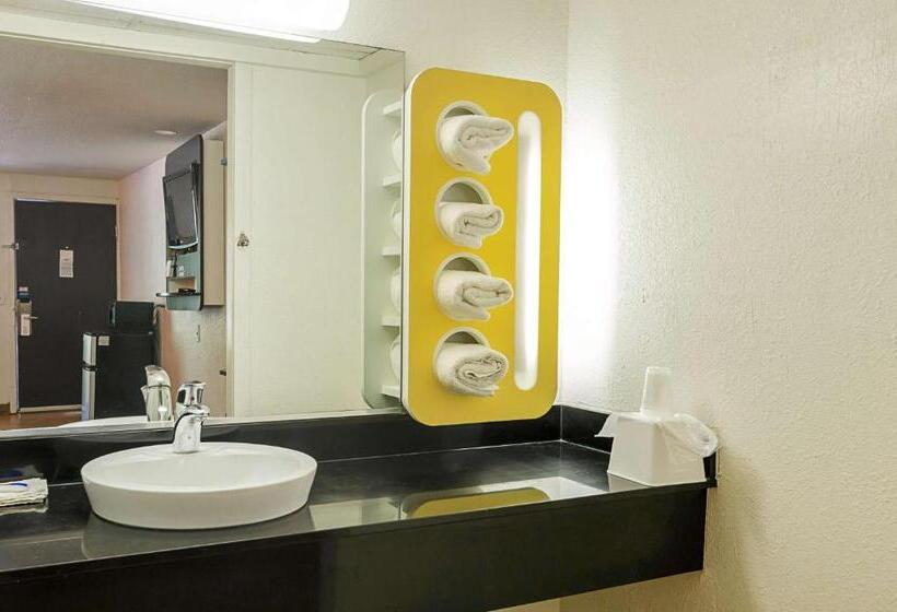 فندق على الطريق Rodeway Inn