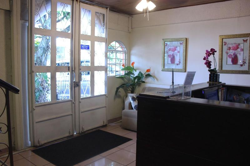 Пансион Tazumal House