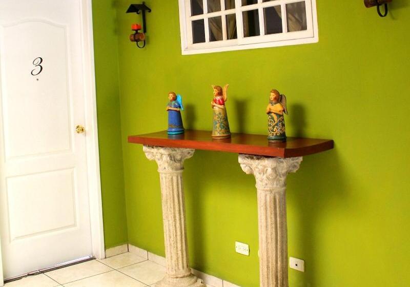 Пансион Tazumal House