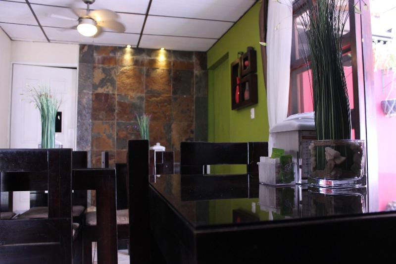 Пансион Tazumal House