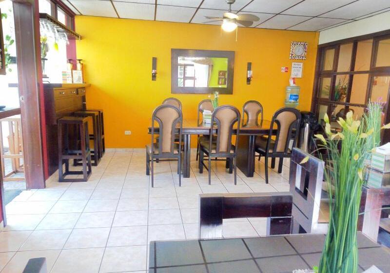 Пансион Tazumal House