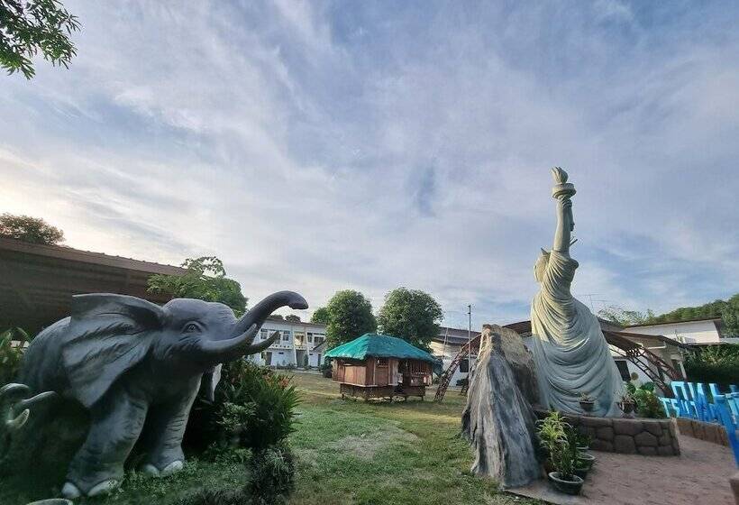 فندق Libertyland Waterpark Resort