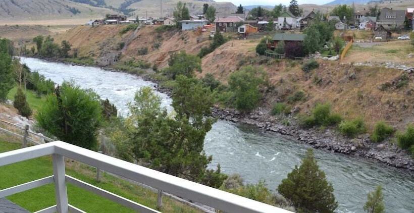 فندق Absaroka Lodge