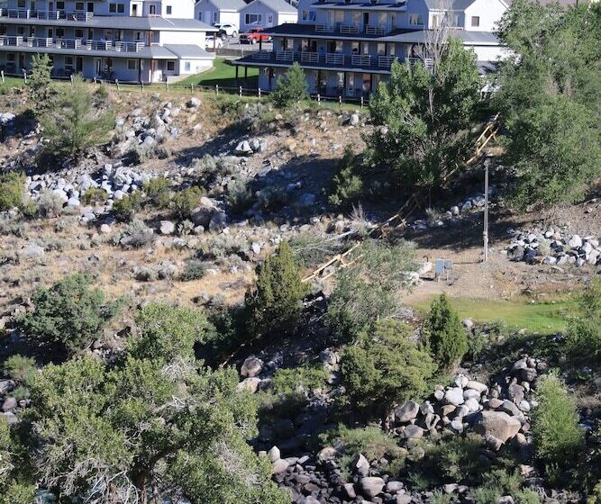 فندق Absaroka Lodge