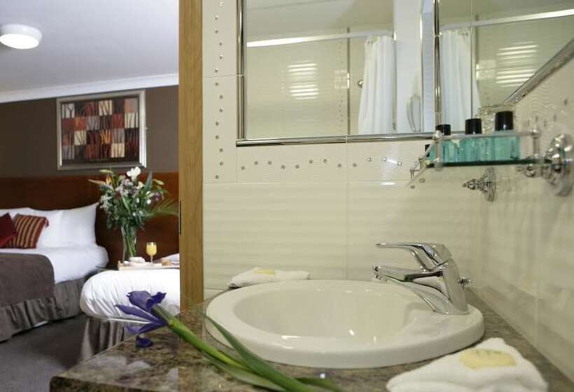 בית מלון כפרי Ashford Court Boutique