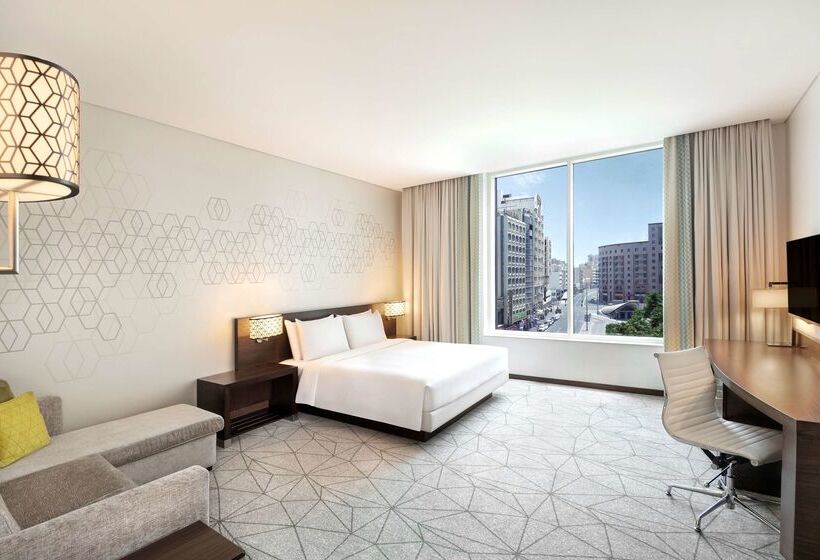 Отель Hyatt Place Dubai Baniyas Square