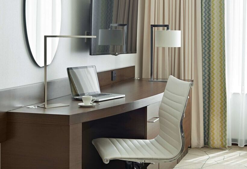 Отель Hyatt Place Dubai Baniyas Square