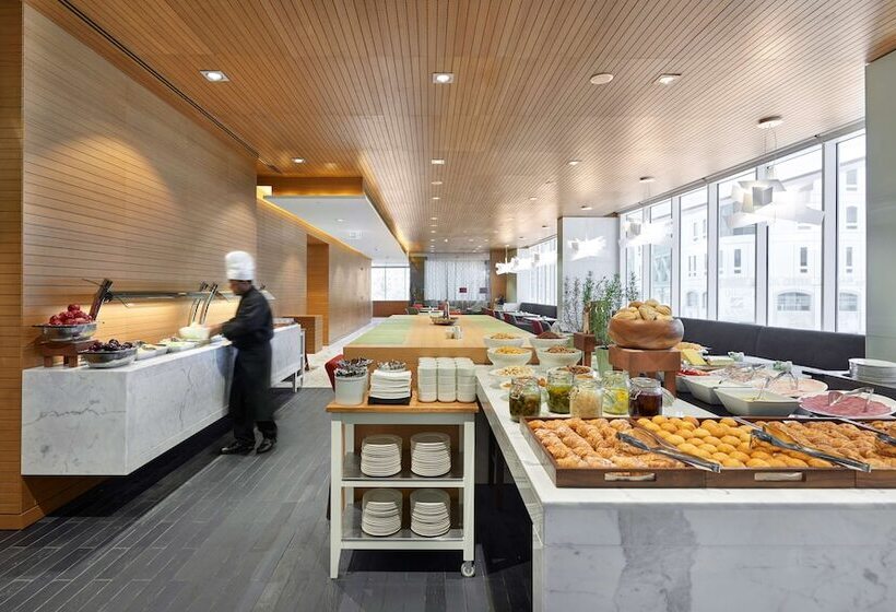 Отель Hyatt Place Dubai Baniyas Square