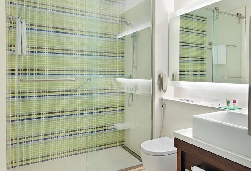 Отель Hyatt Place Dubai Baniyas Square