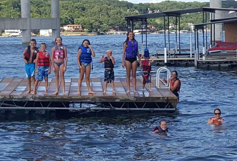 בית מלון כפרי Lake Breeze Resort