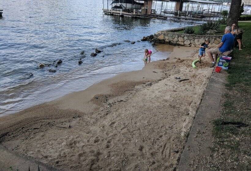 בית מלון כפרי Lake Breeze Resort