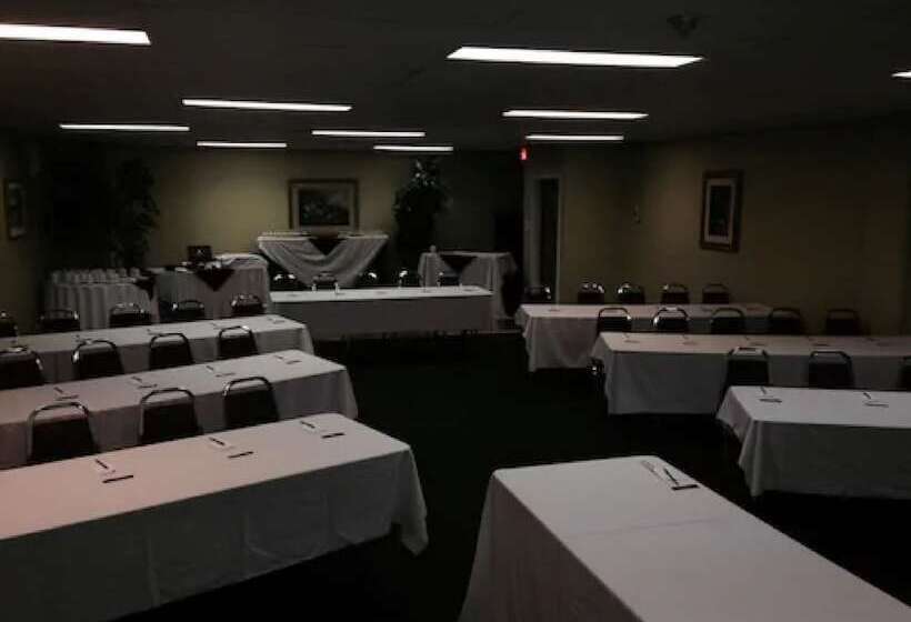 فندق Mcintosh Country Inn & Conference Centre